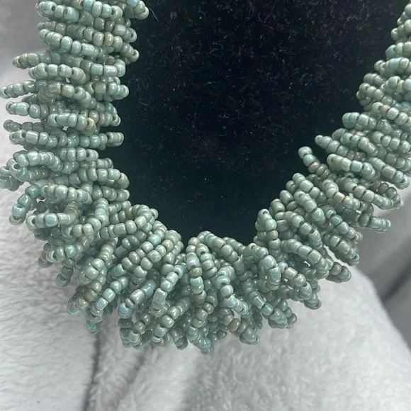 Elegant turquoise green blue Beaded Necklace nwot - Picture 2 of 5